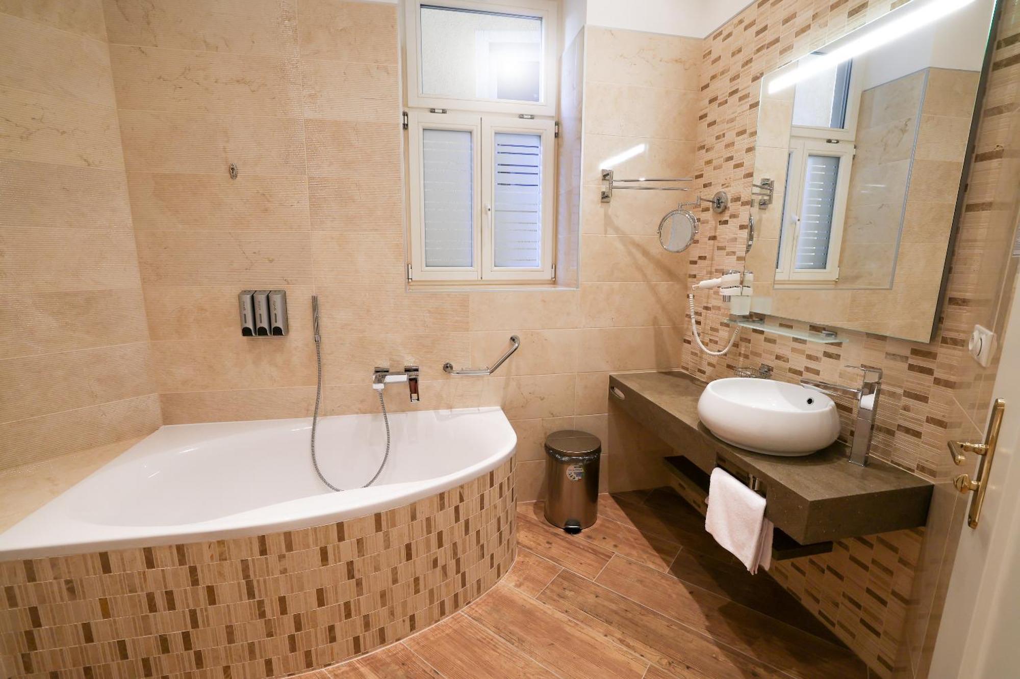 Boutique Hotel Ambiente ****+ Karlovy Vary Exterior photo